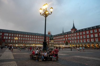 Madrid, İspanya - 13 Haziran 2022: Madrid 'de Plaza Mayor Meydanı güzel bir yaz akşamı                               