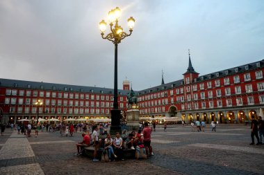 Madrid, İspanya - 13 Haziran 2022: Madrid 'de Plaza Mayor Meydanı güzel bir yaz akşamı                               