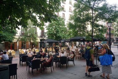          Madrid, İspanya - 14 Haziran 2022: Castiza Chueca Meydanı, barlar ve mağazalar dolusu eşcinsel gururuyla Madrid 'de. İnsanlar Chueca 'da akşam içkisinin tadını çıkarıyor.                      