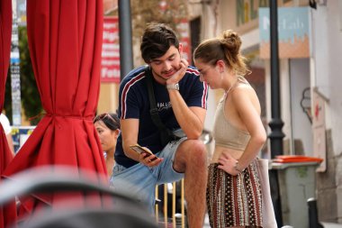          Madrid, İspanya - 14 Haziran 2022: Castiza Chueca Meydanı, barlar ve mağazalar dolusu eşcinsel gururuyla Madrid 'de. İnsanlar Chueca 'da akşam içkisinin tadını çıkarıyor.                      