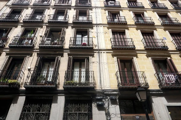 Facade Typical Spanish Old House Beautiful Balcony Various Green Plants — Foto de Stock