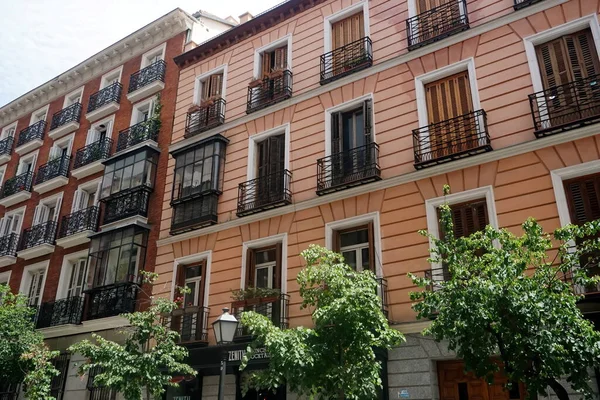 Facade Typical Spanish Old House Beautiful Balcony Various Green Plants — Foto de Stock