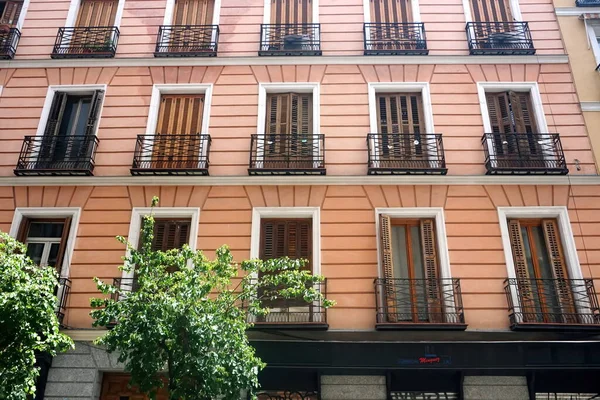 Facade Typical Spanish Old House Beautiful Balcony Various Green Plants — Stockfoto