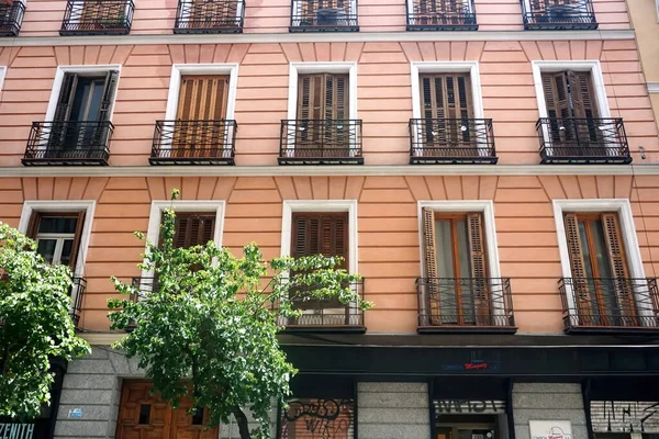 Facade Typical Spanish Old House Beautiful Balcony Various Green Plants — Stockfoto