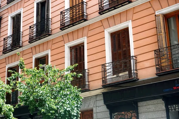 Facade Typical Spanish Old House Beautiful Balcony Various Green Plants — Foto de Stock