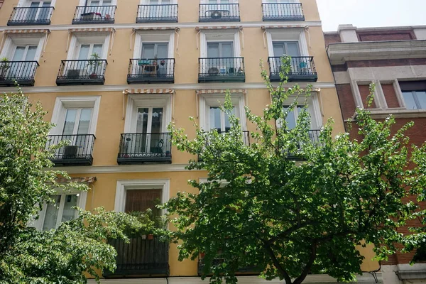 Facade Typical Spanish Old House Beautiful Balcony Various Green Plants — Foto de Stock