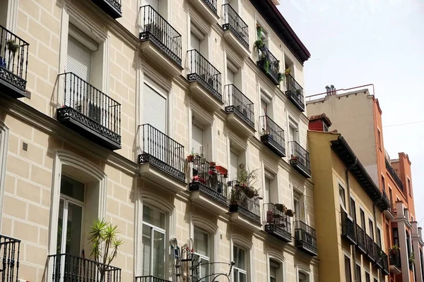 Facade Typical Spanish Old House Beautiful Balcony Various Green Plants — Foto de Stock