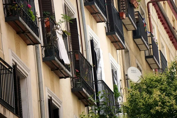 Facade Typical Spanish Old House Beautiful Balcony Various Green Plants — Foto de Stock