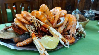 Madrid 'deki eski bir barda büyük bir tabak farklı deniz ürünü yengeç, karides, yengeç ve kerevit tabağı.