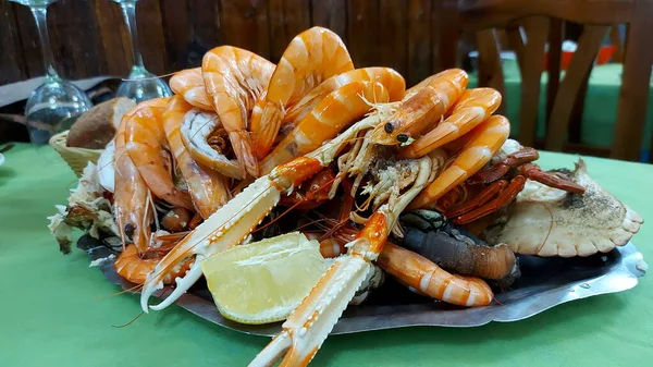 Gran Plato Diferentes Mariscos Antiguo Pub Madrid Plato Mariscos Con — Foto de Stock