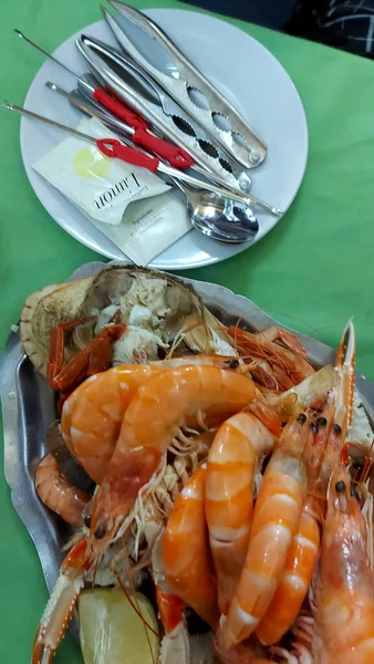 Gran Plato Diferentes Mariscos Antiguo Pub Madrid Plato Mariscos Con — Foto de Stock