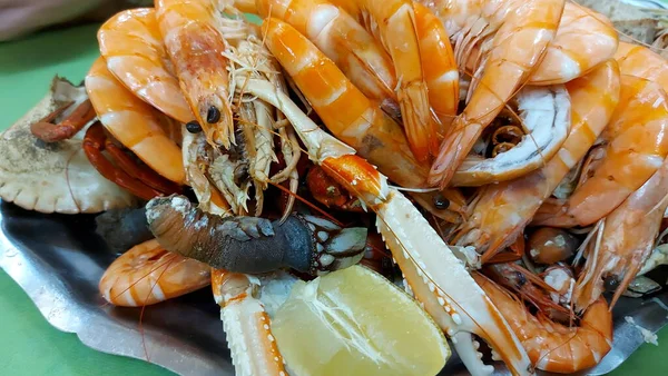 Ein Großer Teller Mit Verschiedenen Meeresfrüchten Einem Alten Pub Madrid — Stockfoto