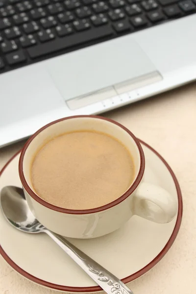 Taza de café y portátil . Imagen De Stock
