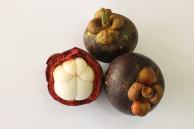 Beyaz arka plan üzerinde izole tropikal meyve mangosteen