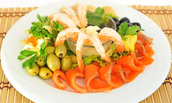 Camarão, peixe vermelho, servido com caviar vermelho e azeitonas . — Fotografia de Stock