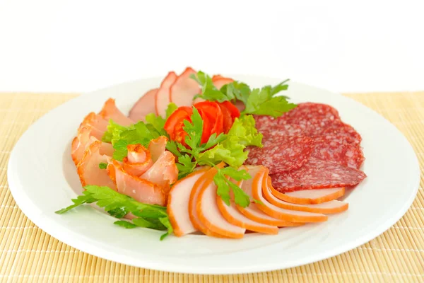 Pastrami og salami dekorert med persille . – stockfoto
