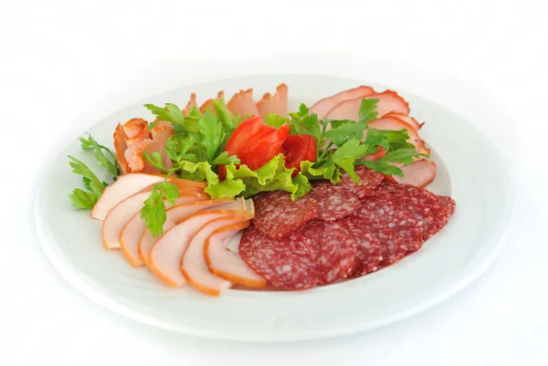 Pastrami e fette di salame sul piatto . — Foto Stock