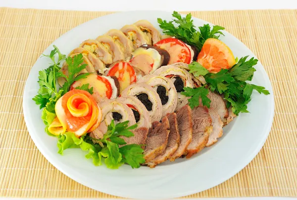 Apéritif pain de viande tranché et décoré avec des légumes verts  . — Photo