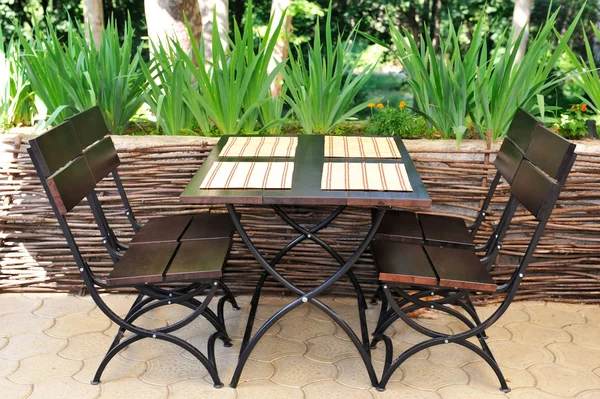 Stůl a židle na letní terase . — Stock fotografie