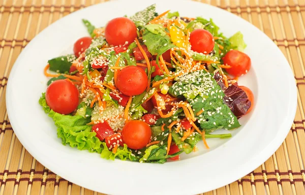Salada com tomate cereja . — Fotografia de Stock