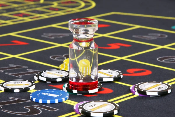 Coloridas fichas en la mesa en el casino . — Foto de Stock