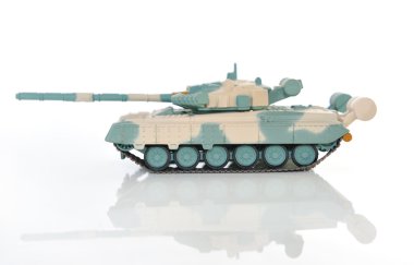 yansıması ile beyaz zemin üzerine yeşil ve bej oyuncak tank.