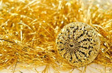 Noel arka plan ile altın top ve beyaz altın tinsel oyma