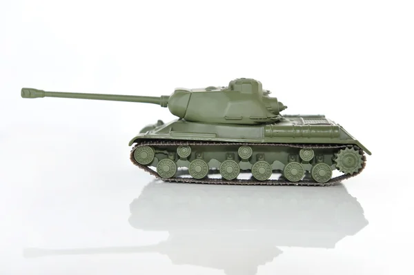 Tanque de brinquedo verde em um fundo branco com reflexão . — Fotografia de Stock