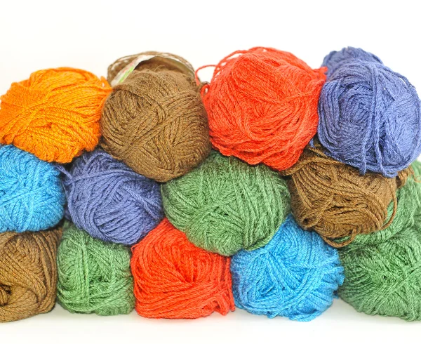 Espetos multicoloridos de fios para tricotar empilhados um sobre o outro no fundo  . — Fotografia de Stock