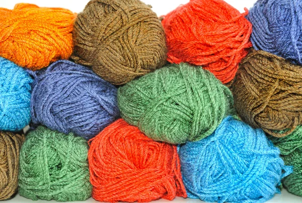 Espinhos multicoloridos de fios para tricotar . — Fotografia de Stock