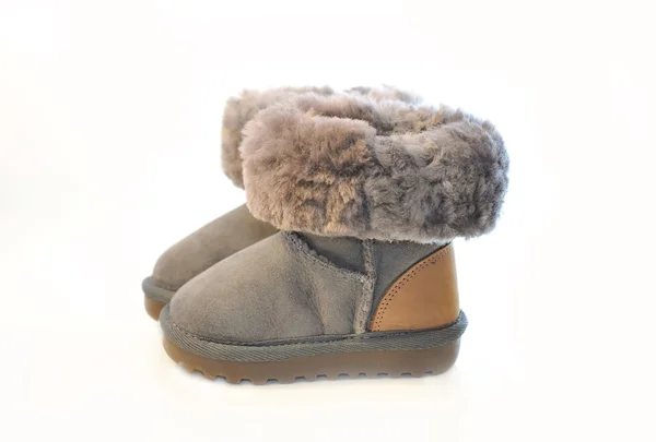 孩子们温暖的冬天靴子在灰色翻领毛皮. — 图库照片