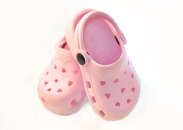 Baby roze rubberen zomer schoenen op wit. — Stockfoto