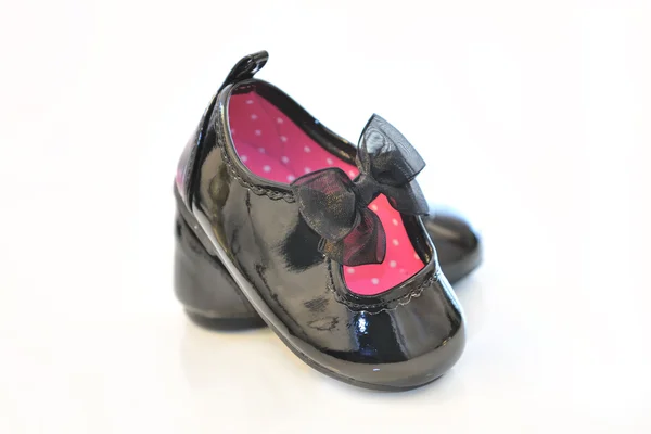 Zapatos de charol de niña con cinta negra — Foto de Stock