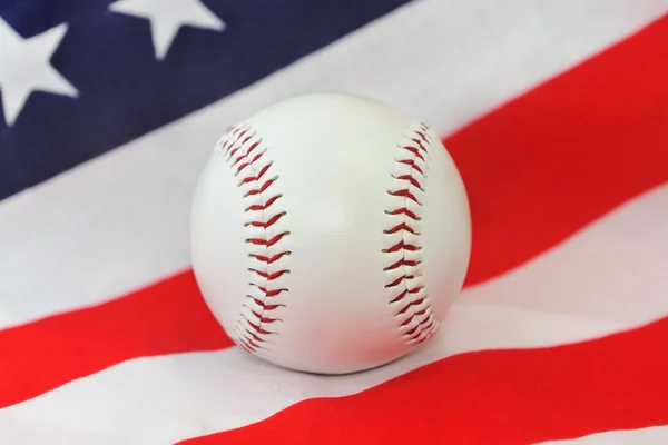 Baseball bollen på en bakgrund av den amerikanska flaggan, närbild. — Stockfoto