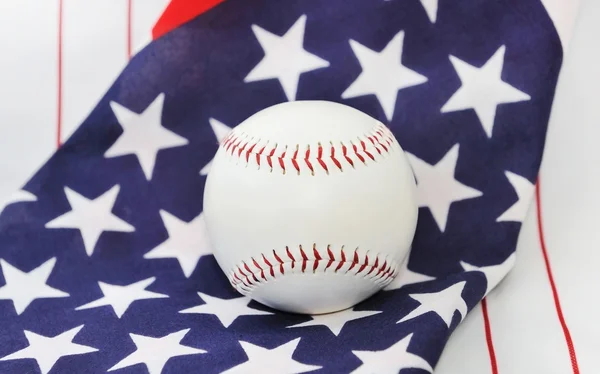 Бейсбольный мяч на фоне американского флага на свету . — стоковое фото