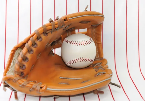 Baseball bollen i handske på randig bakgrund. — Stockfoto