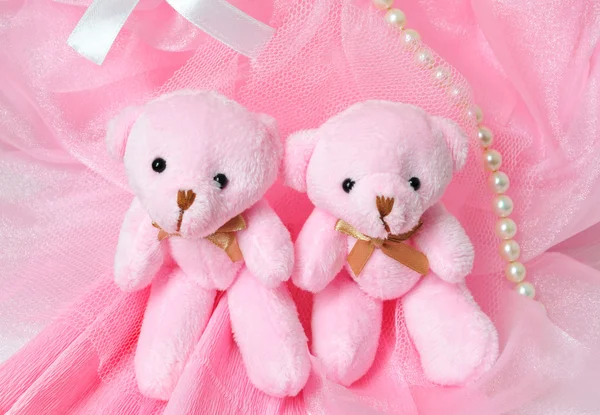 Dvě zábavné růžový medvídek na růžovém pozadí. — Stock fotografie
