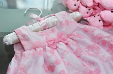 yay kemer zarif çocuk elbise askıları yakın çekim.