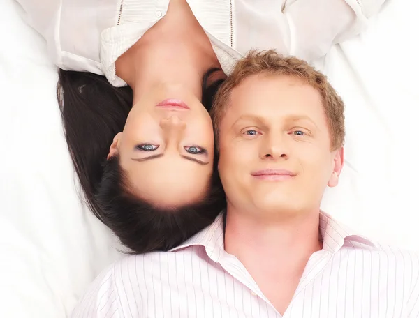 Junges glückliches Paar auf weißem Hintergrund — Stockfoto
