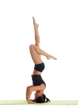 egzersiz yaparken genç ve zinde esmer beyaz kadın