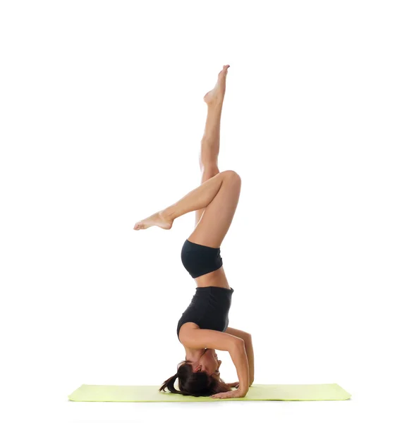 A young and fit brunette Caucasian woman doing workout — Stock Photo, Image