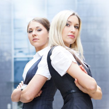 iki çekici kadın modern sokak arka plan üzerinde