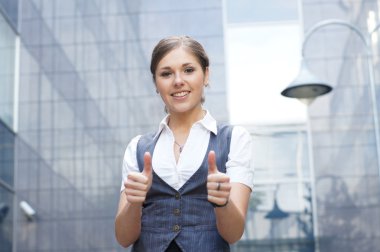 modern arka plan üzerinde genç çekici bir iş kadını