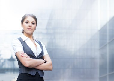 modern arka plan üzerinde genç çekici bir iş kadını