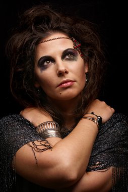 Cadı koyu arka plan üzerinde portresi