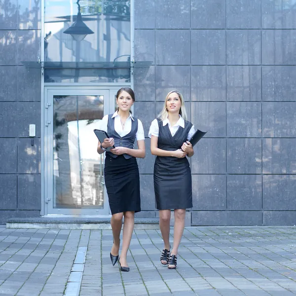 Jeunes femmes d'affaires attrayantes — Photo