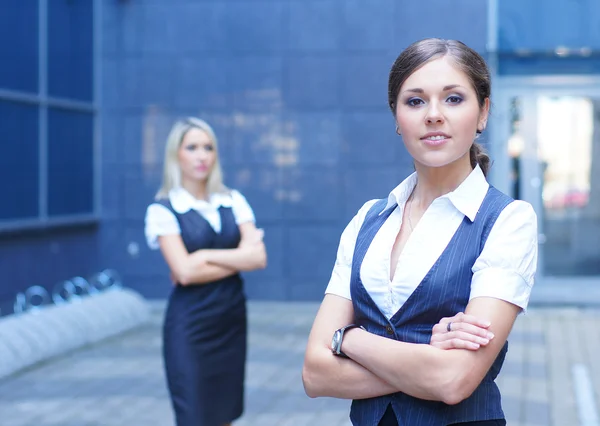 Duas jovens mulheres de negócios atraentes — Fotografia de Stock