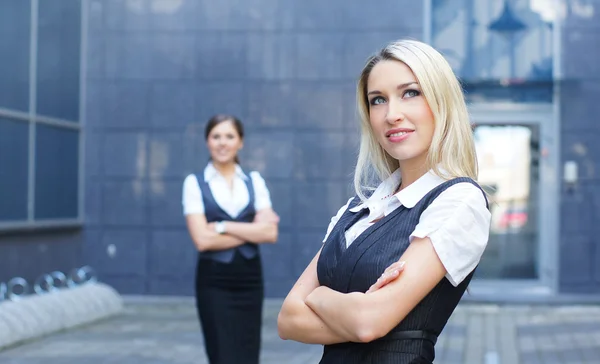 Dos mujeres de negocios atractivas jóvenes —  Fotos de Stock