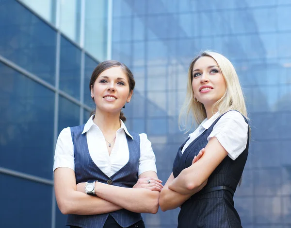 Twee jonge aantrekkelijke zakelijke vrouwen — Stockfoto