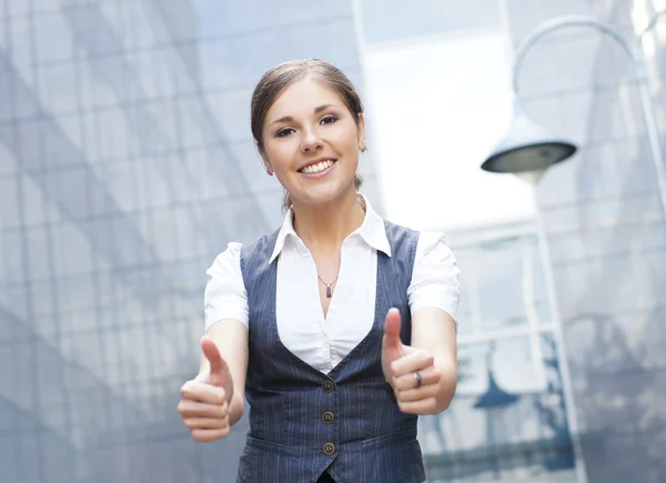 Joven atractiva mujer de negocios sobre fondo moderno — Foto de Stock